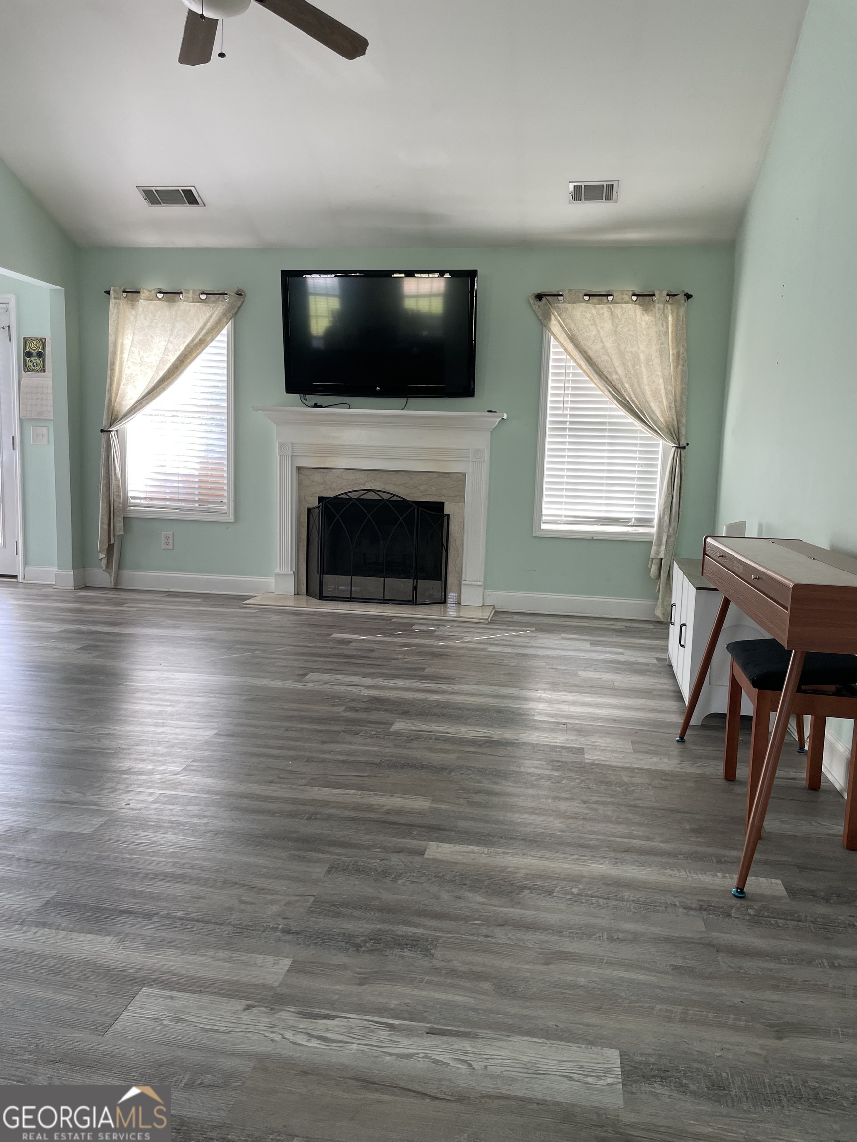109 Presidential Lane Property Photo 10