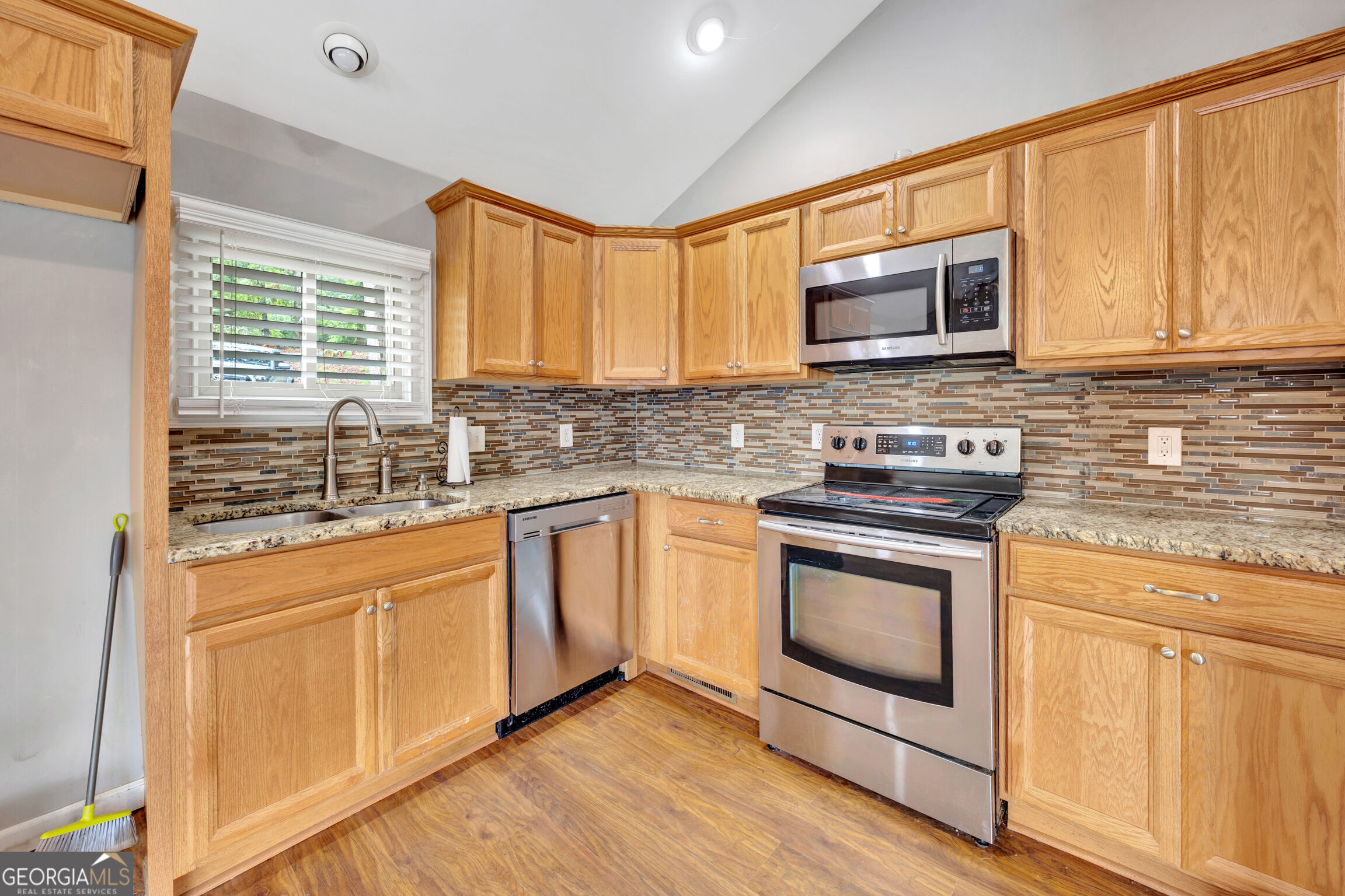 1735 Campbell Road Property Photo 13