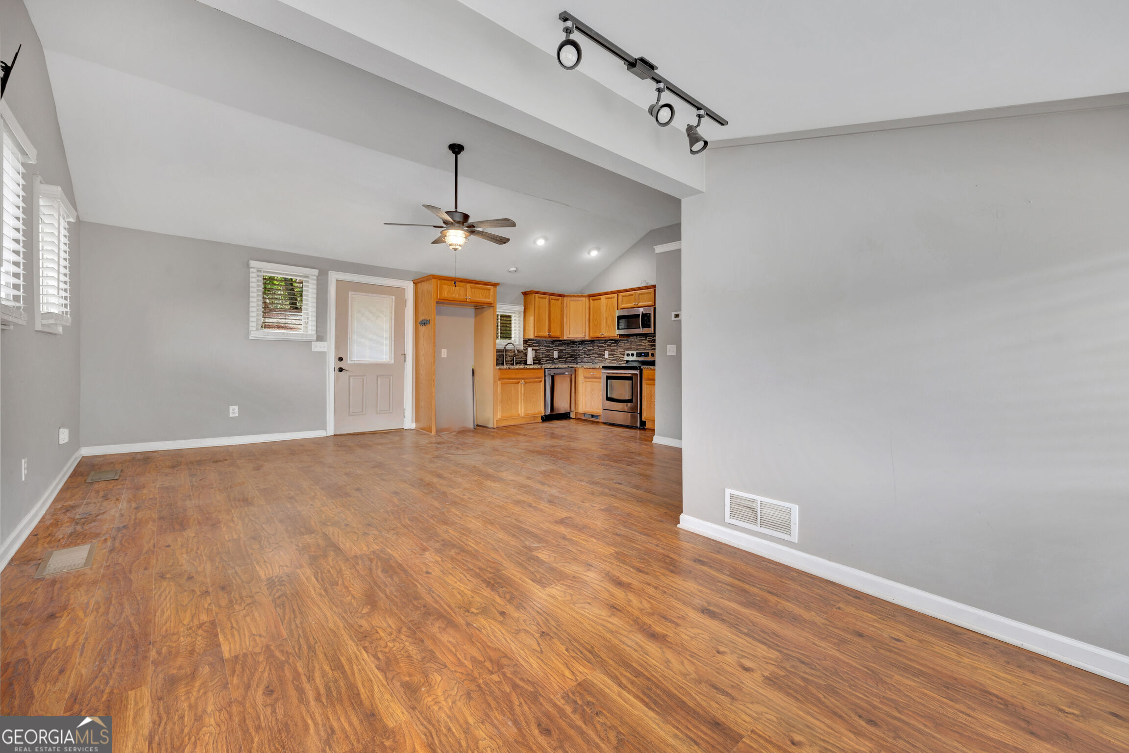 1735 Campbell Road Property Photo 15