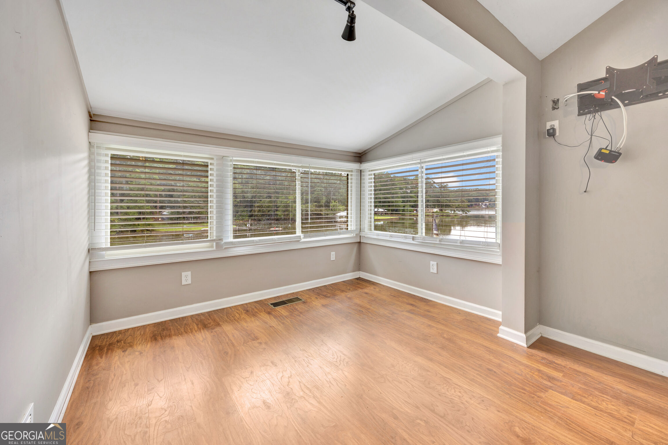 1735 Campbell Road Property Photo 17