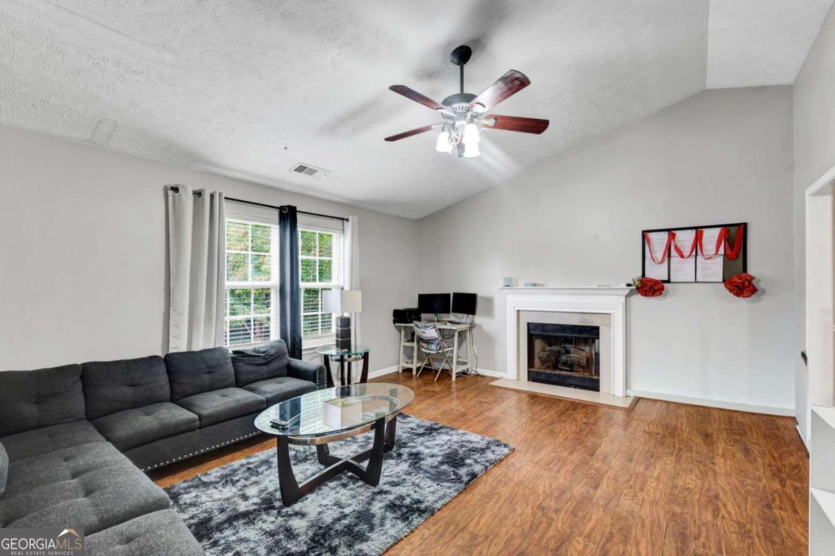 106 Trafalgar Court Property Photo 4