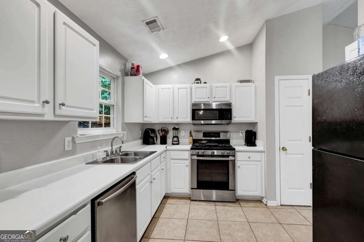 106 Trafalgar Court Property Photo 8