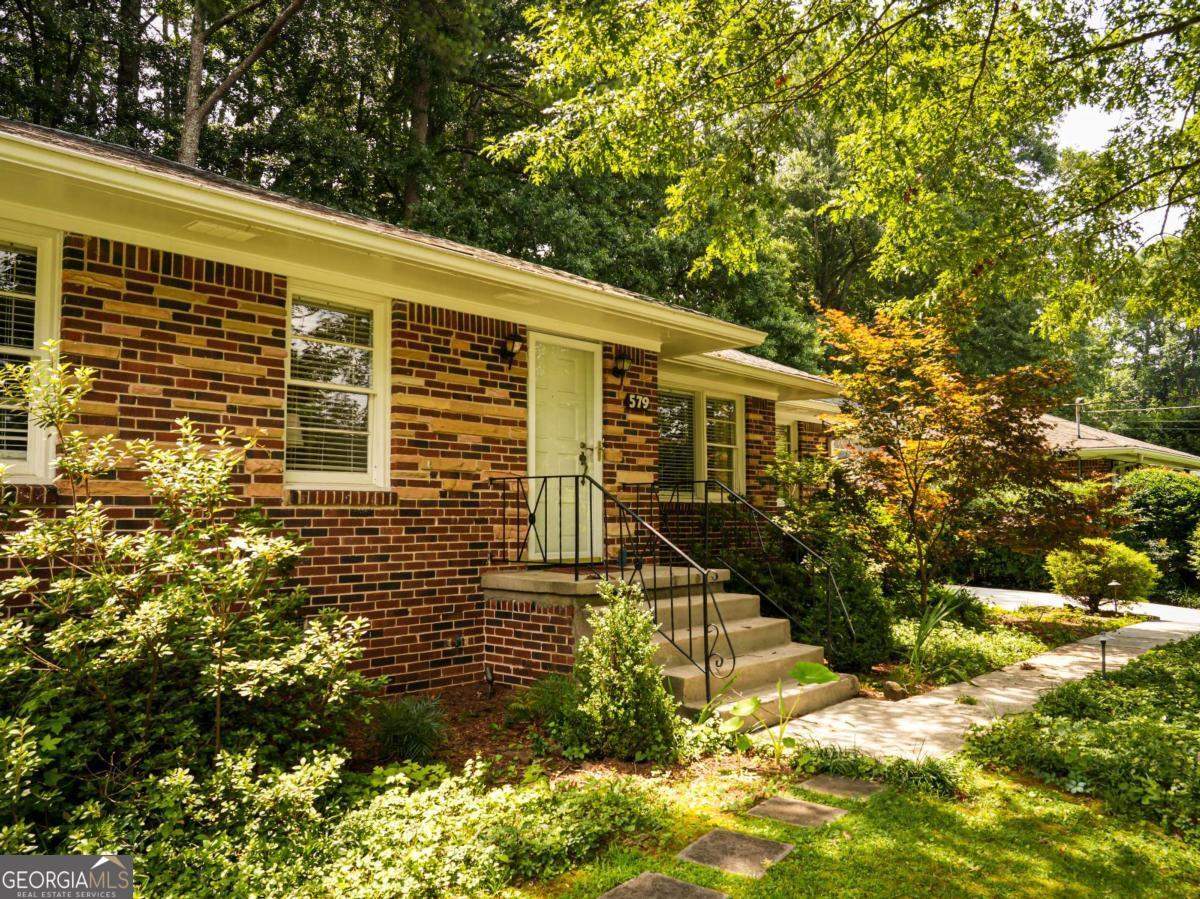 579 N Superior Avenue Property Photo 2