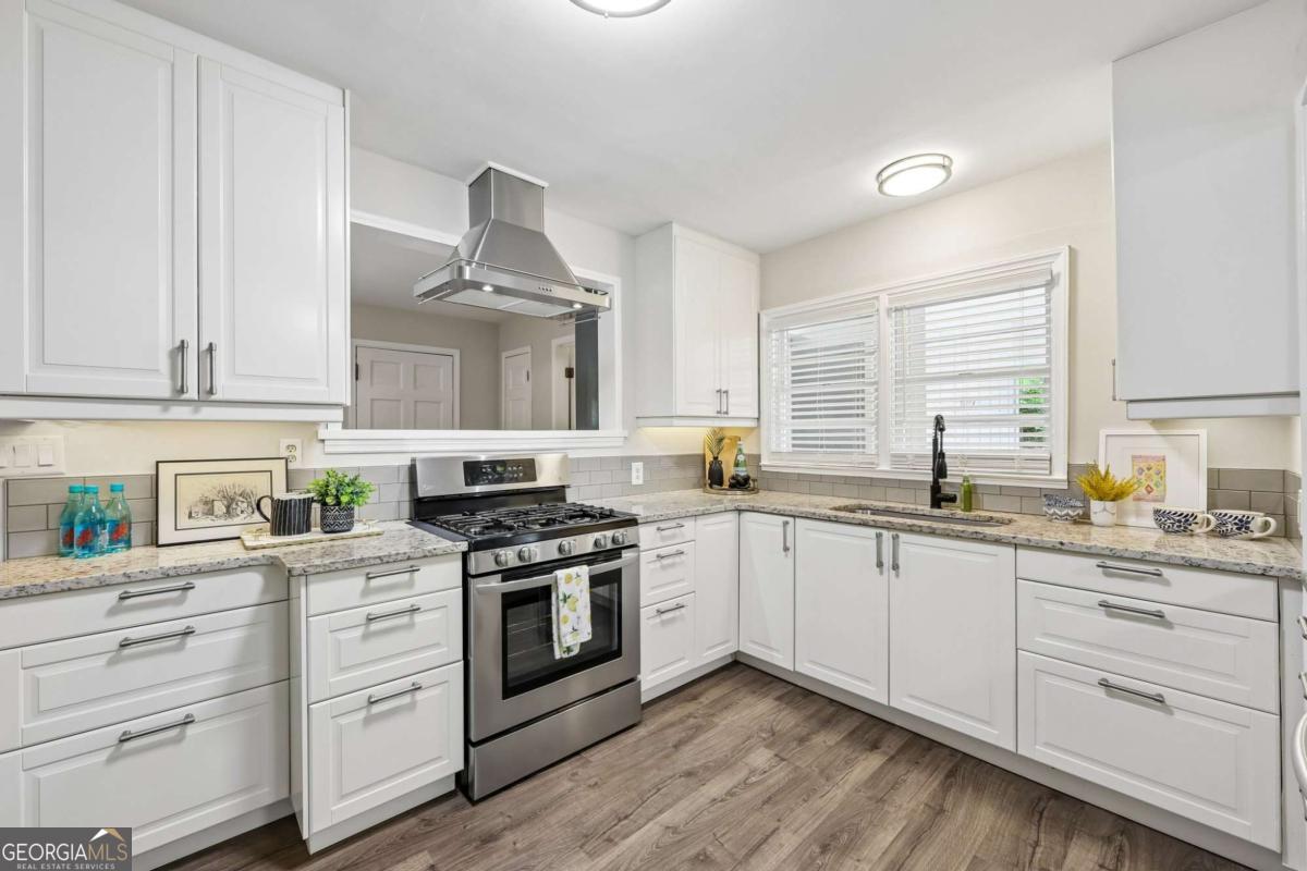 579 N Superior Avenue Property Photo 8