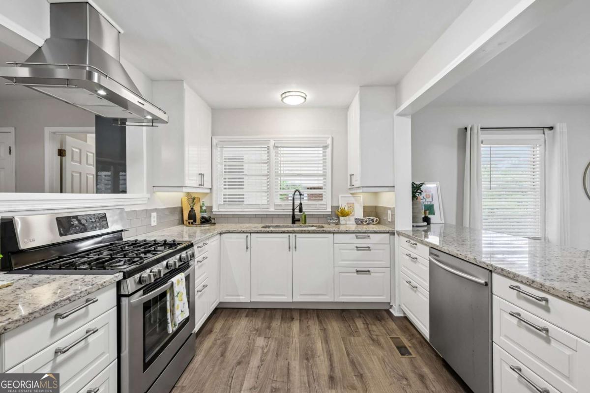 579 N Superior Avenue Property Photo 10