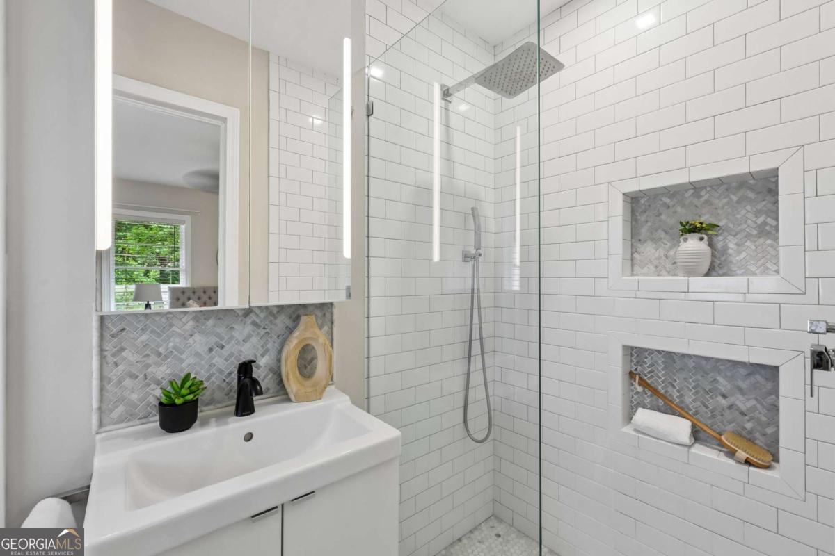 579 N Superior Avenue Property Photo 18