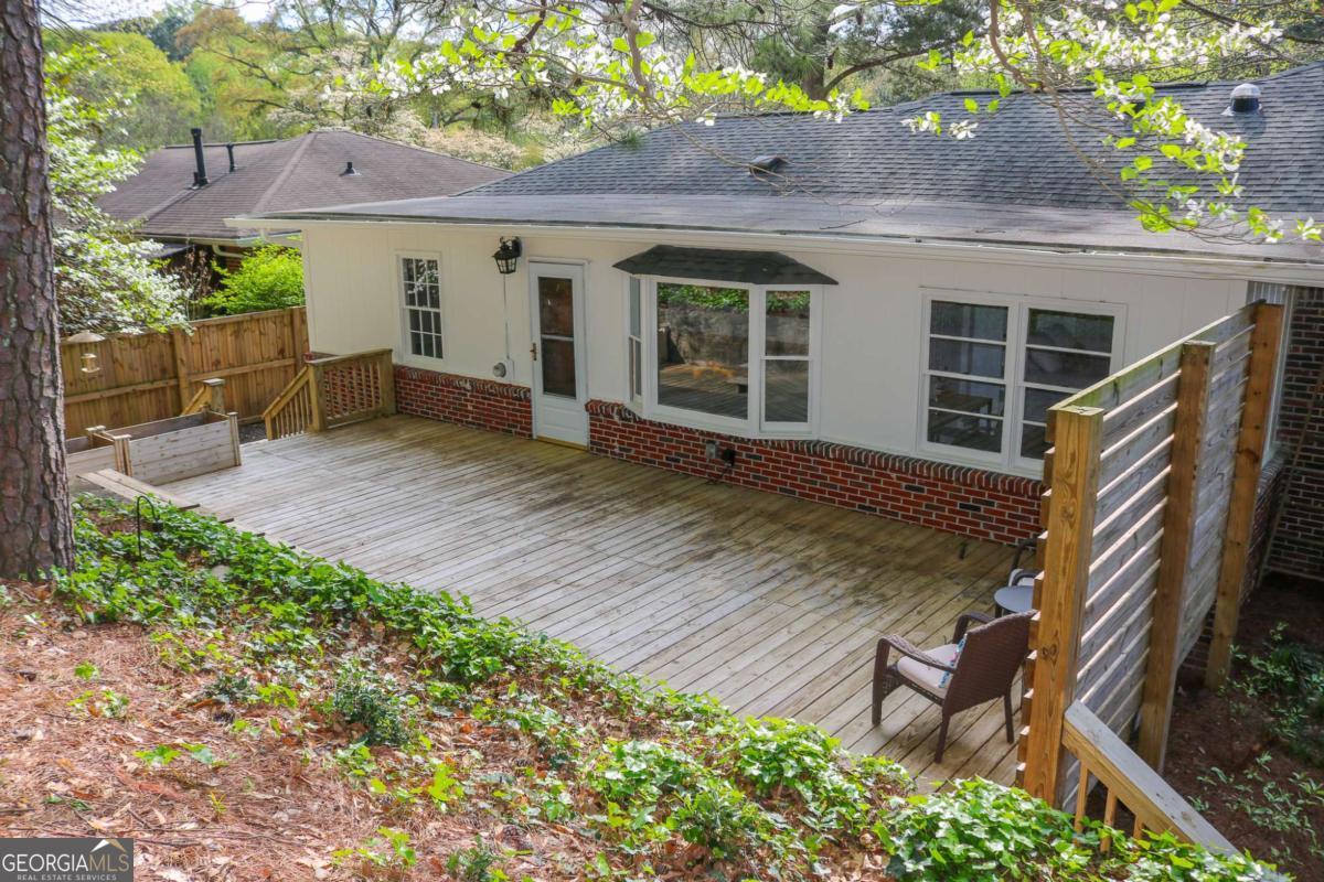579 N Superior Avenue Property Photo 31