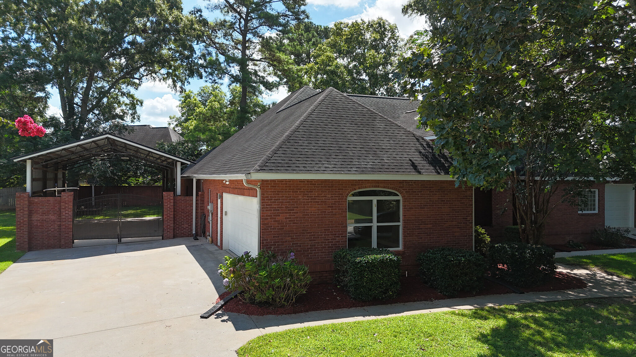 111 Charleston Court Property Photo 2