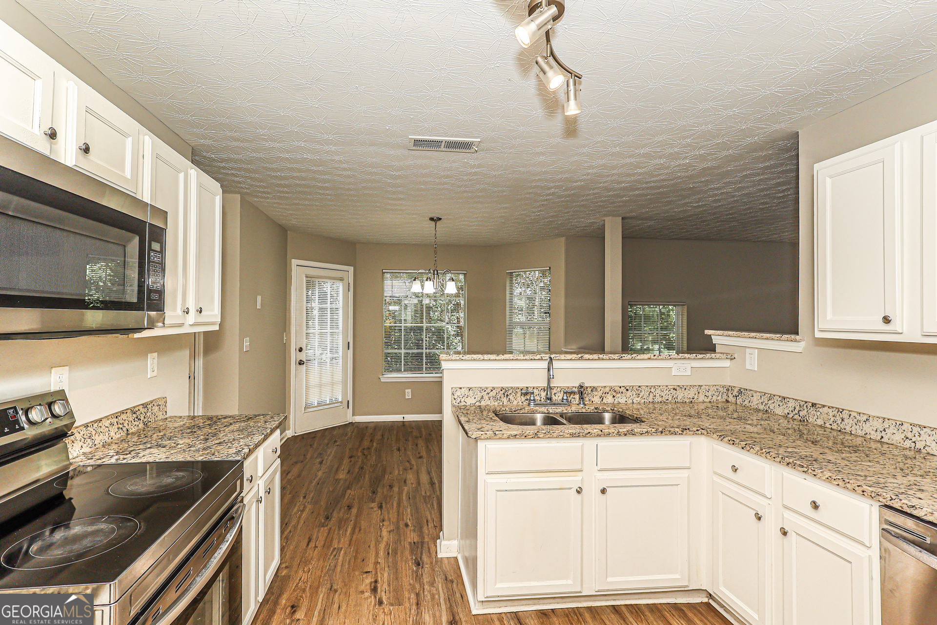 6898 Smoke Ridge Drive Property Photo 7