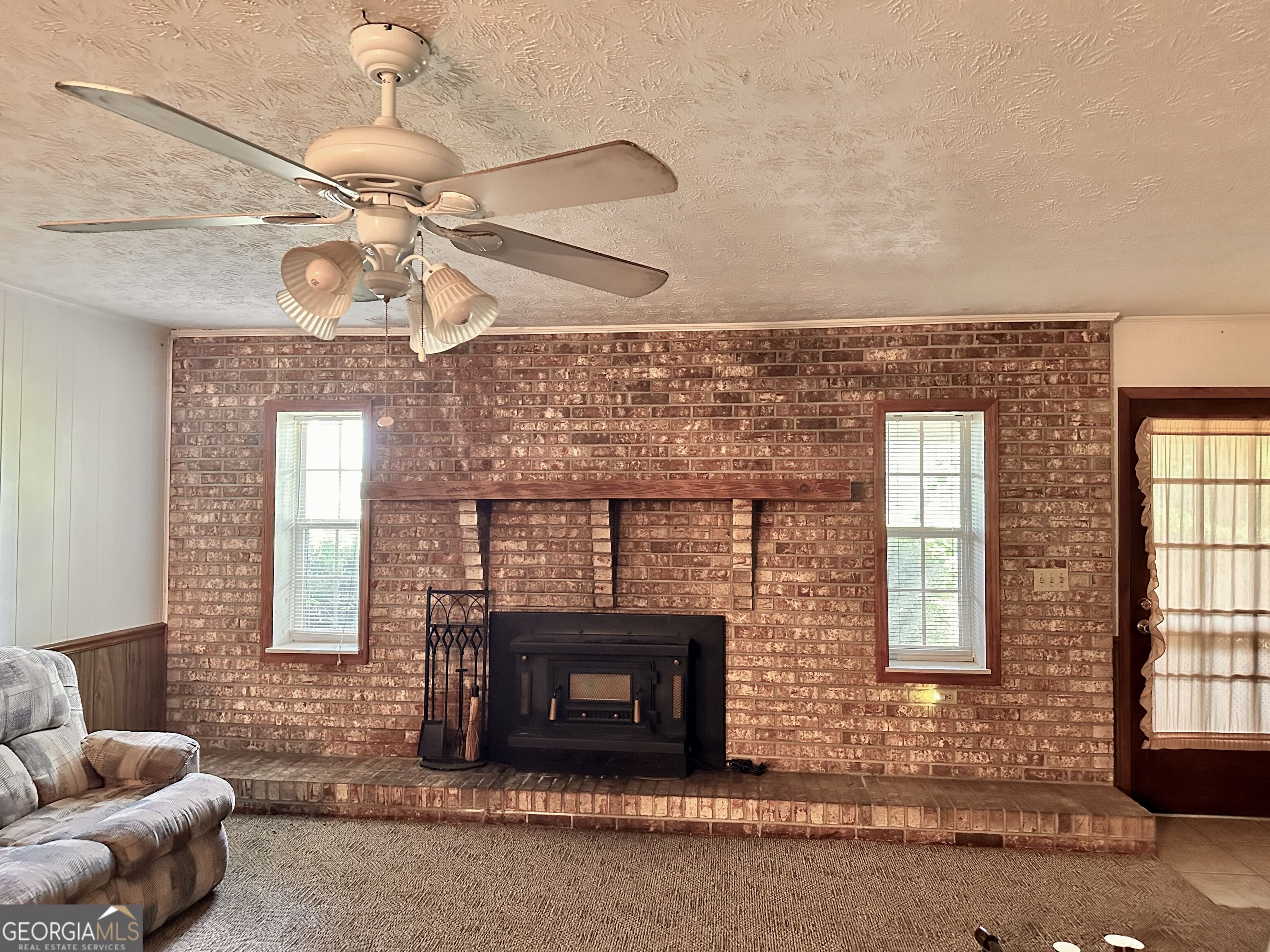 6009 James Street Property Photo 4