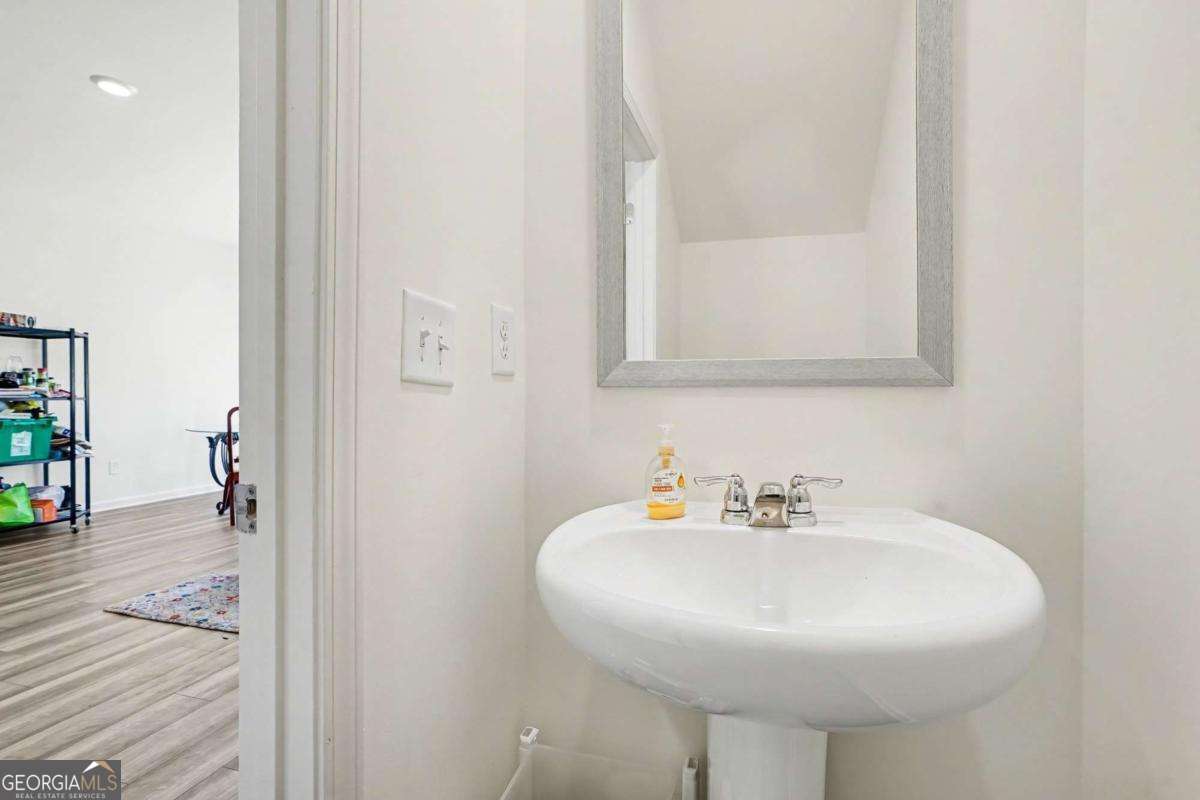 625 Jervis Way Property Photo 4
