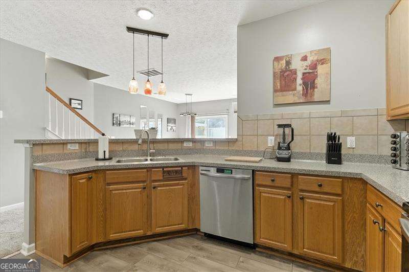 302 Oak Leaf Place Property Photo 4