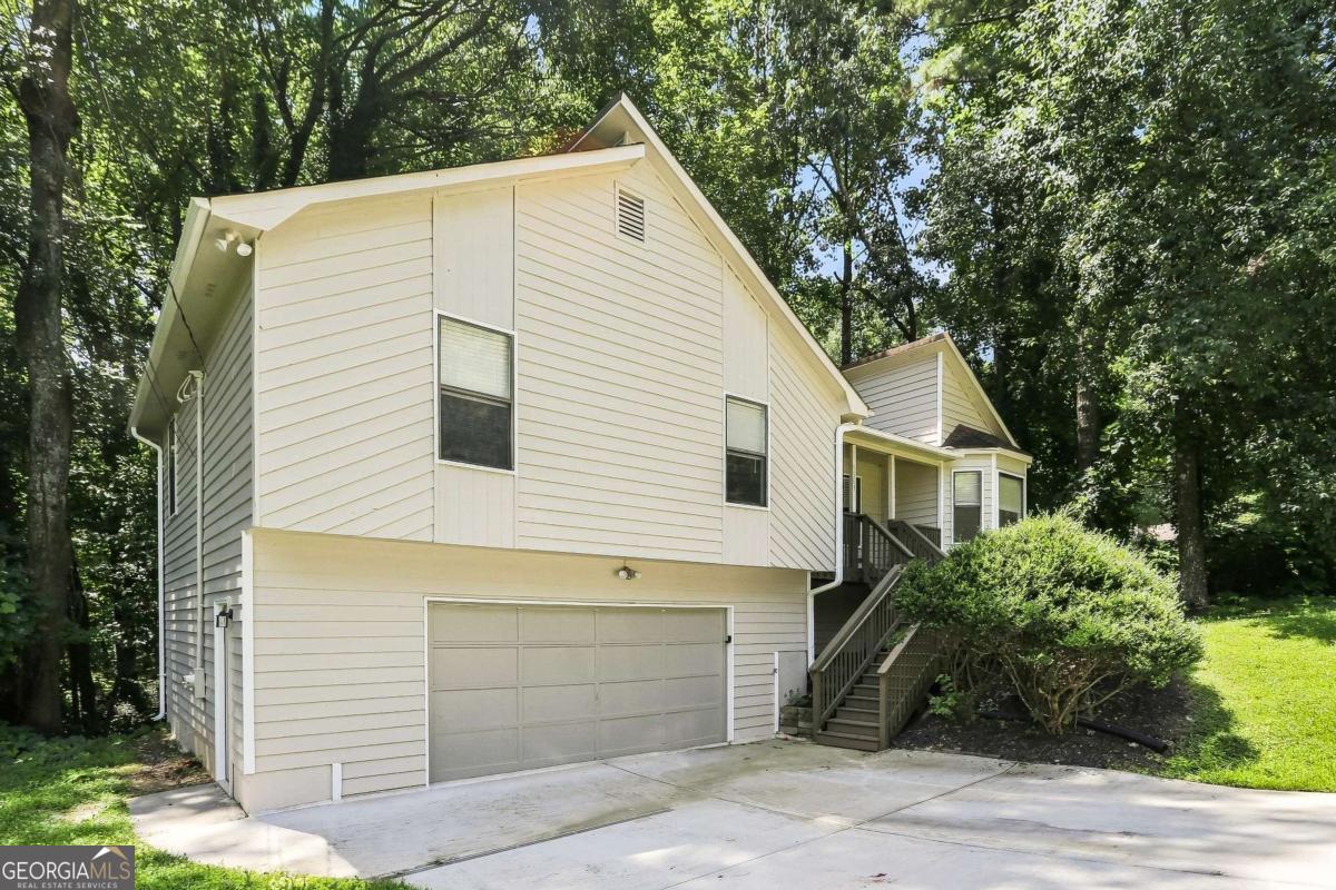 5561 Deerfield Place Nw Property Photo 2