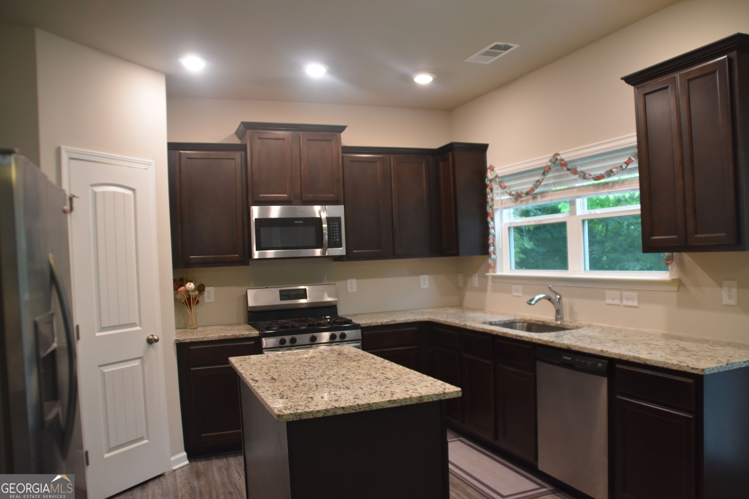 200 Mirage Drive Property Photo 4
