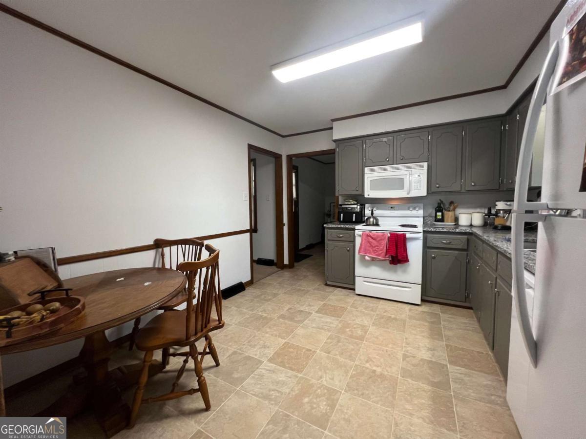 548 Athens Street Property Photo 8