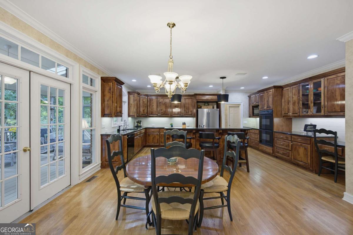 5570 Stoneleigh Drive Property Photo 8