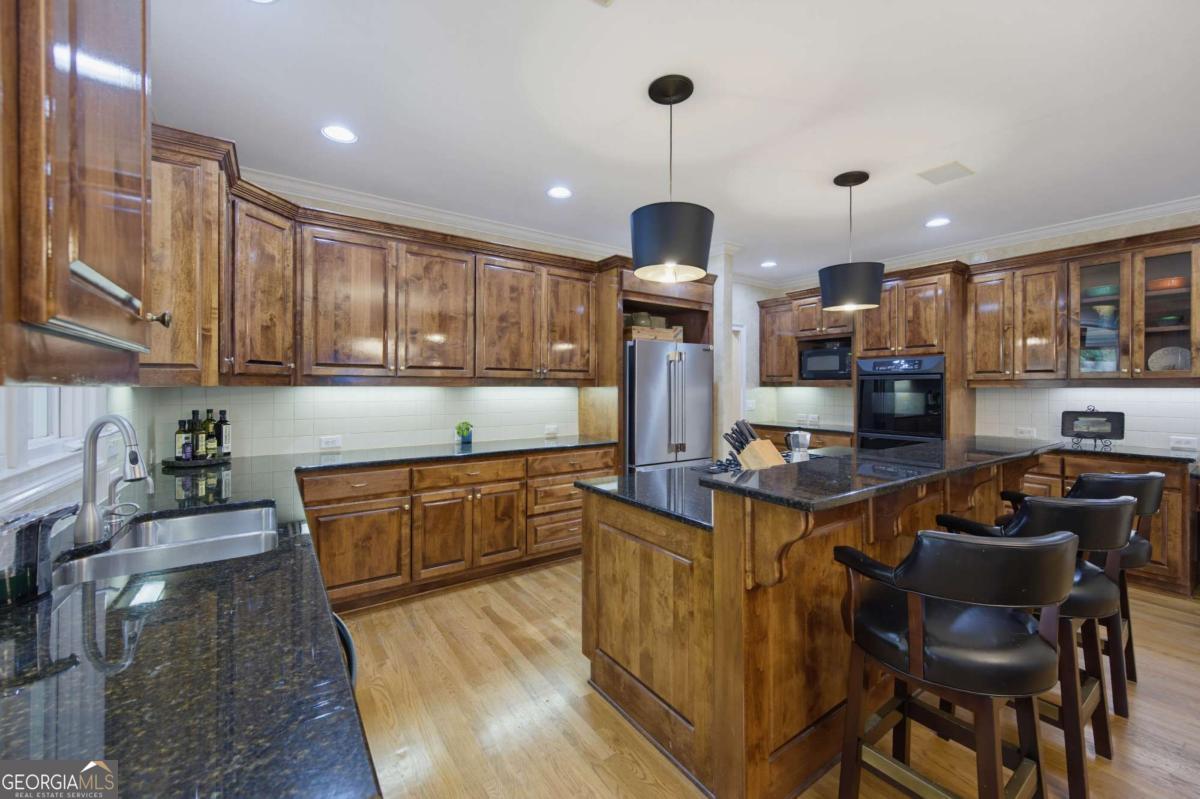 5570 Stoneleigh Drive Property Photo 12