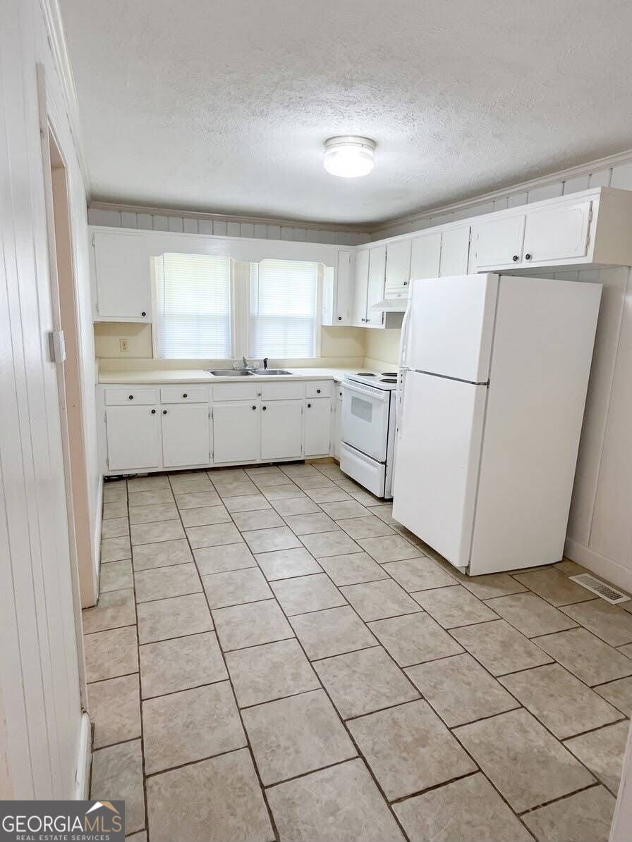 6057 Hill Street Property Photo 5