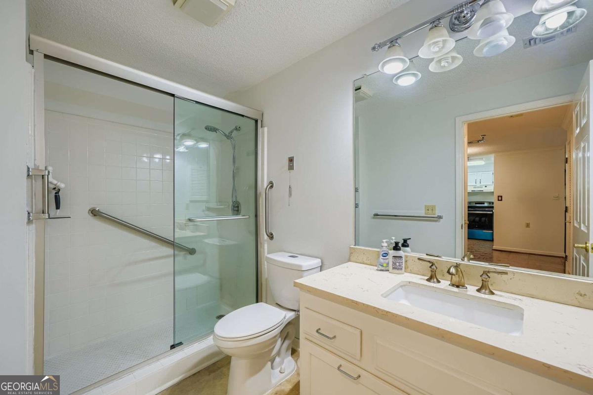 1800 Clairmont Lake # A325 Property Photo 16