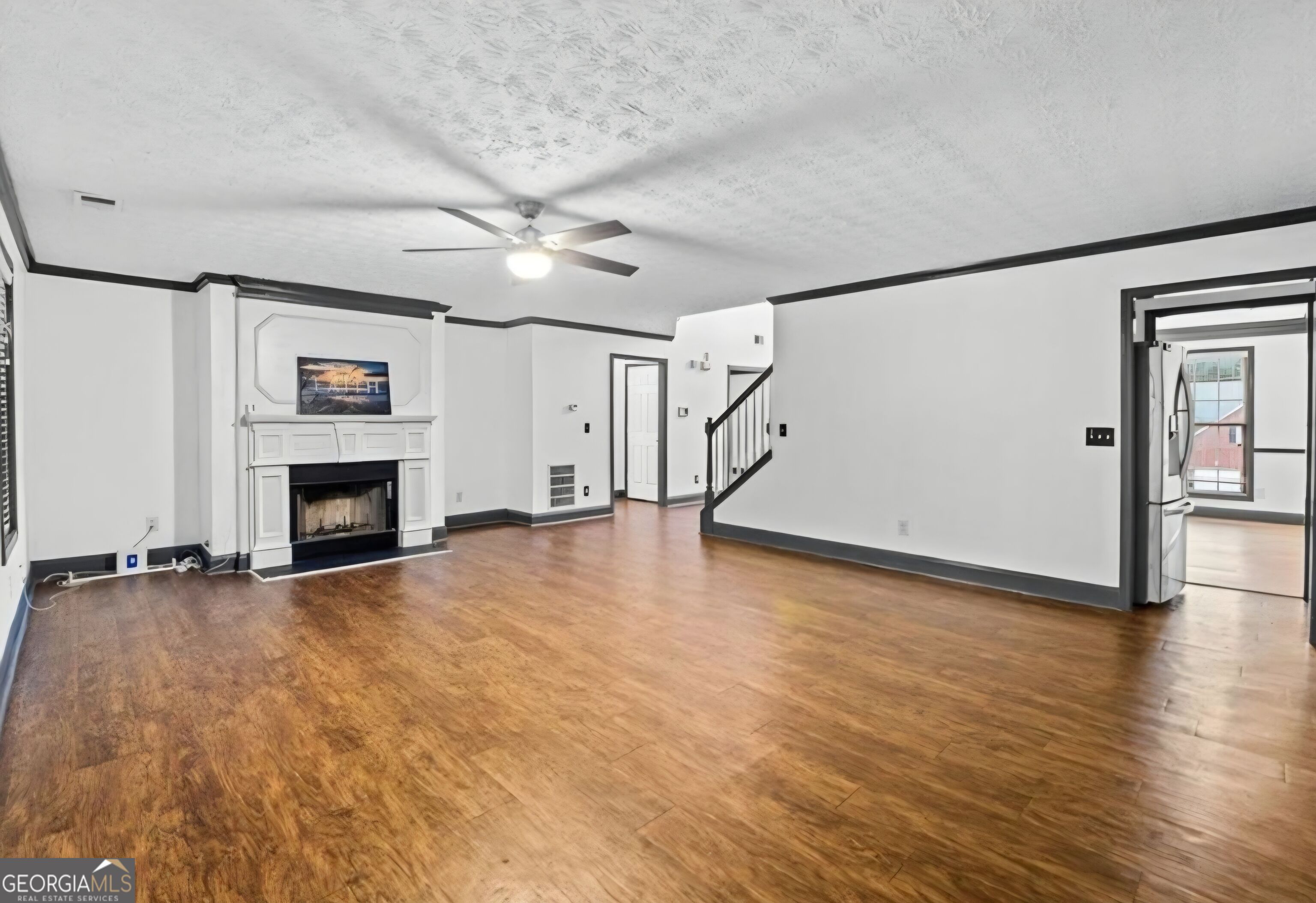 10208 Hemlock Way Property Photo 6