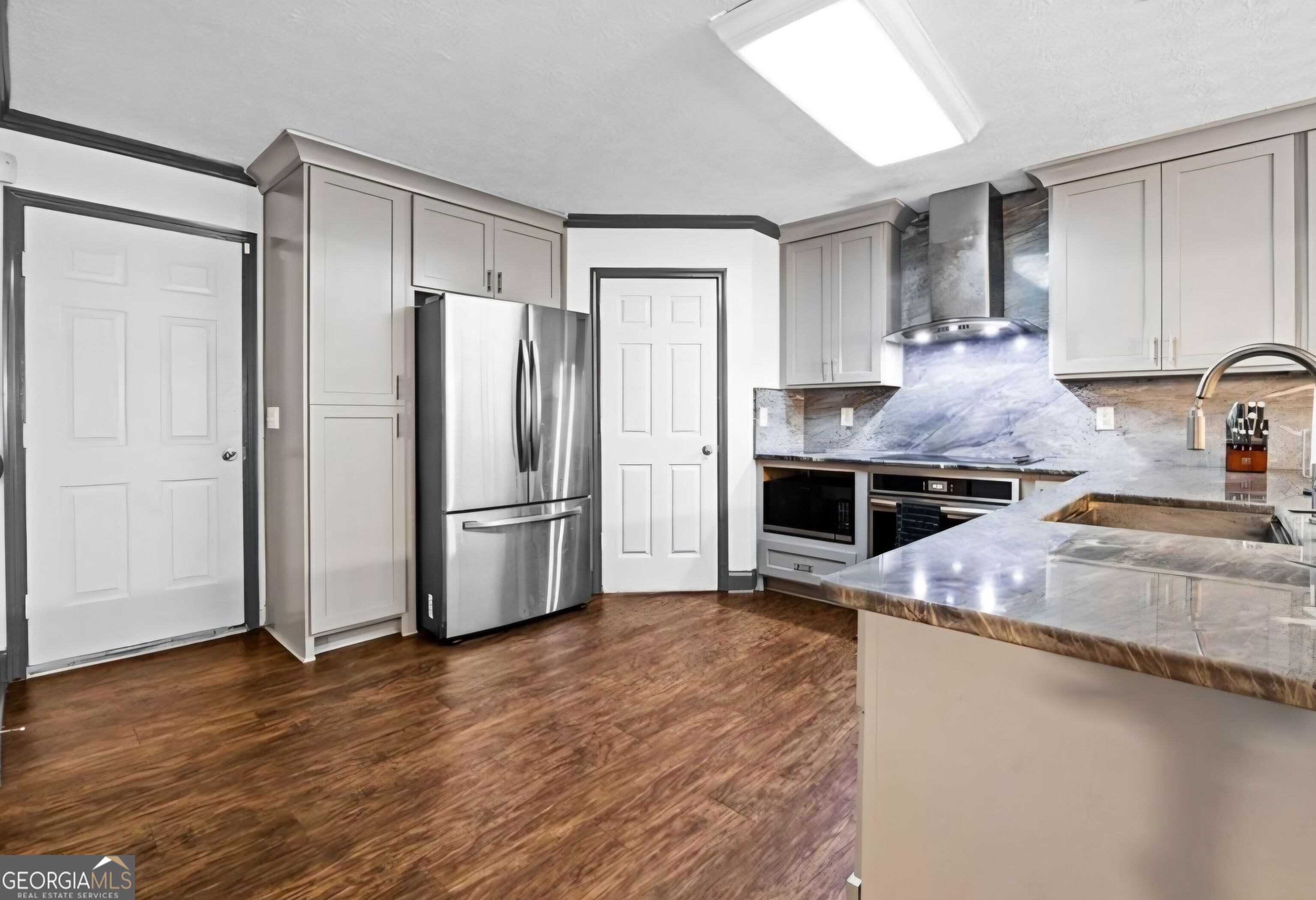 10208 Hemlock Way Property Photo 8
