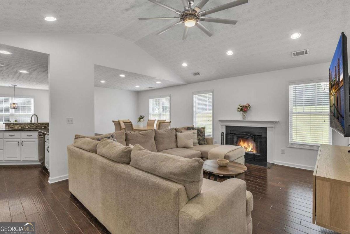 7020 Greenridge Drive Property Photo 4