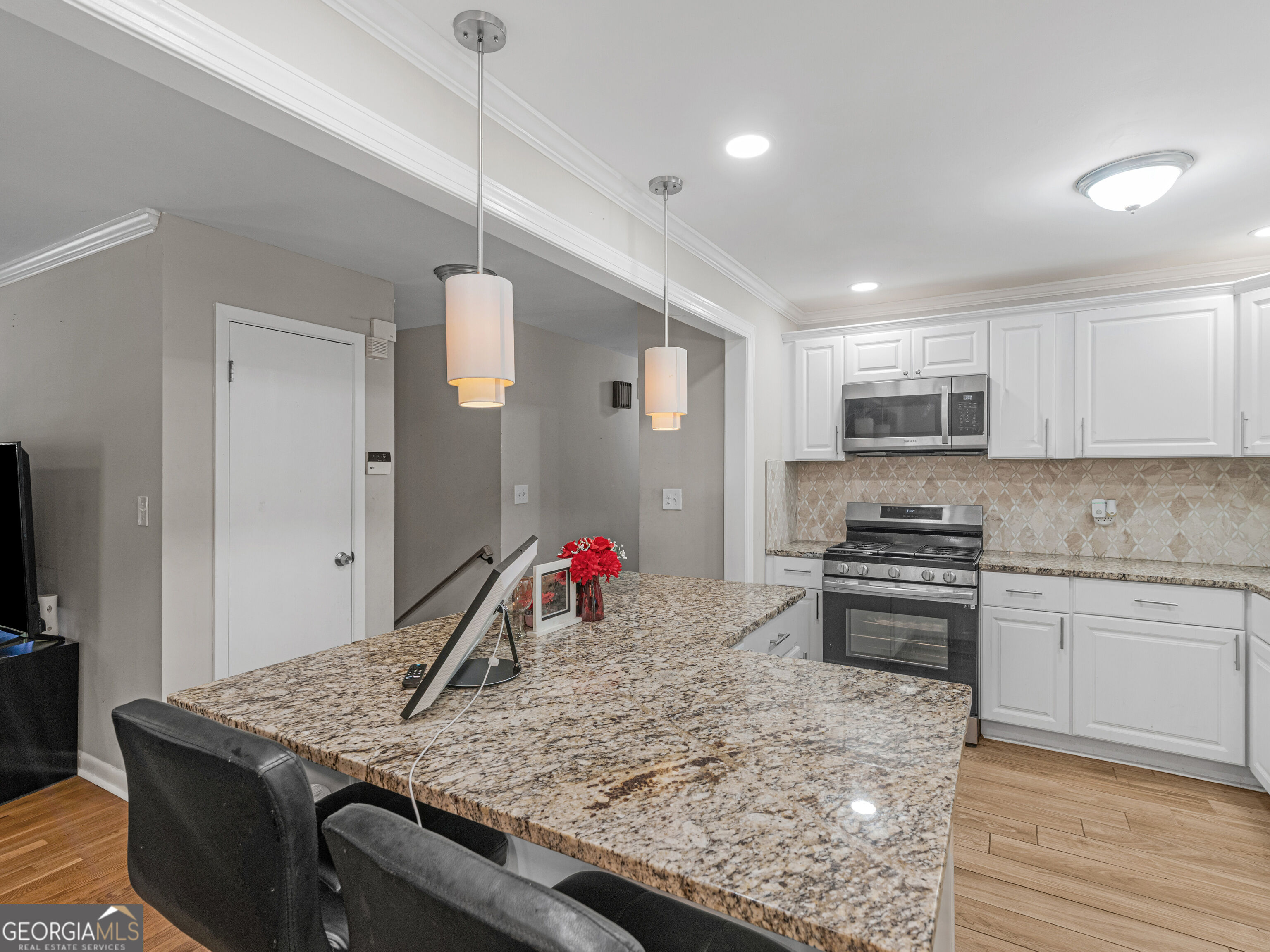 1607 Hillview Avenue Property Photo 2