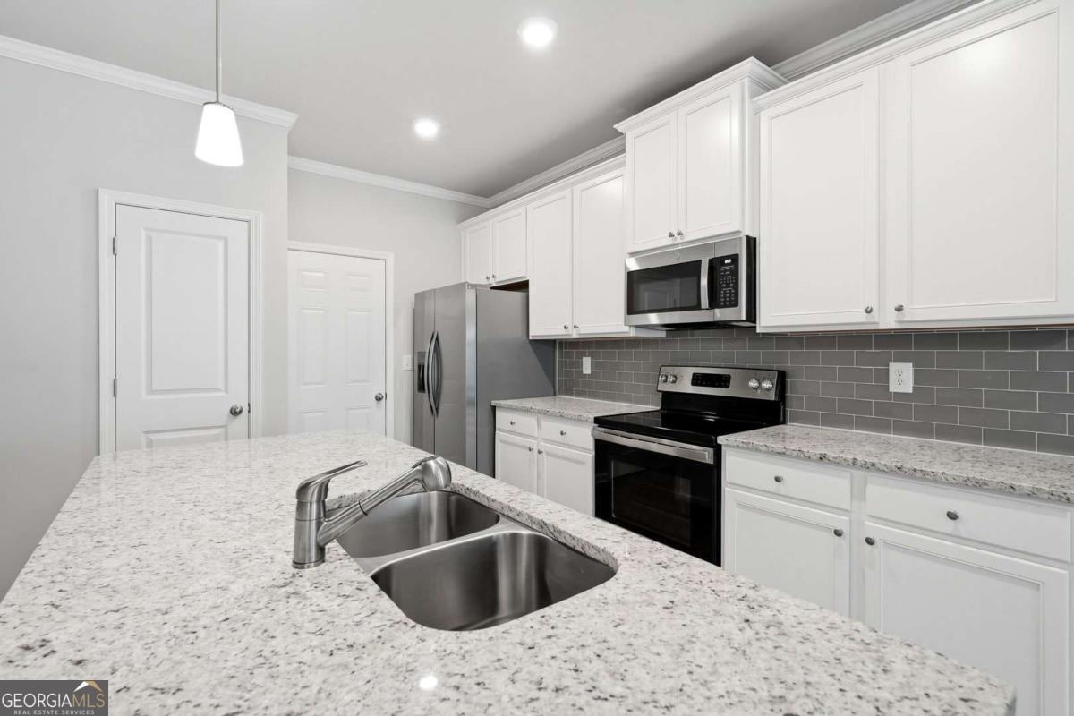 5350 Fox Den Road Property Photo 10