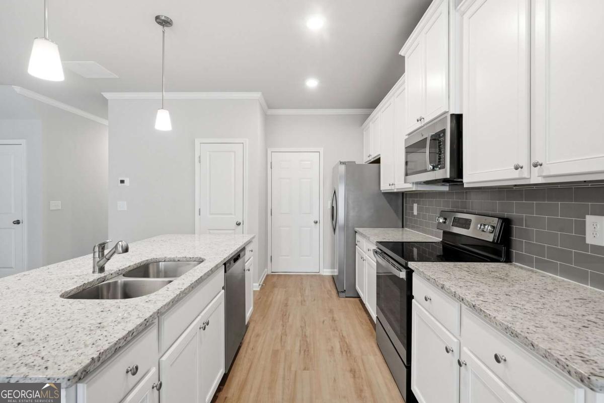 5350 Fox Den Road Property Photo 11