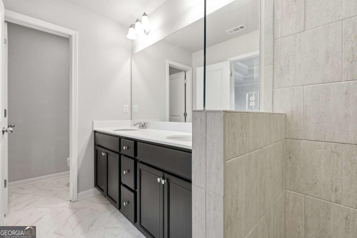 5350 Fox Den Road Property Photo 17
