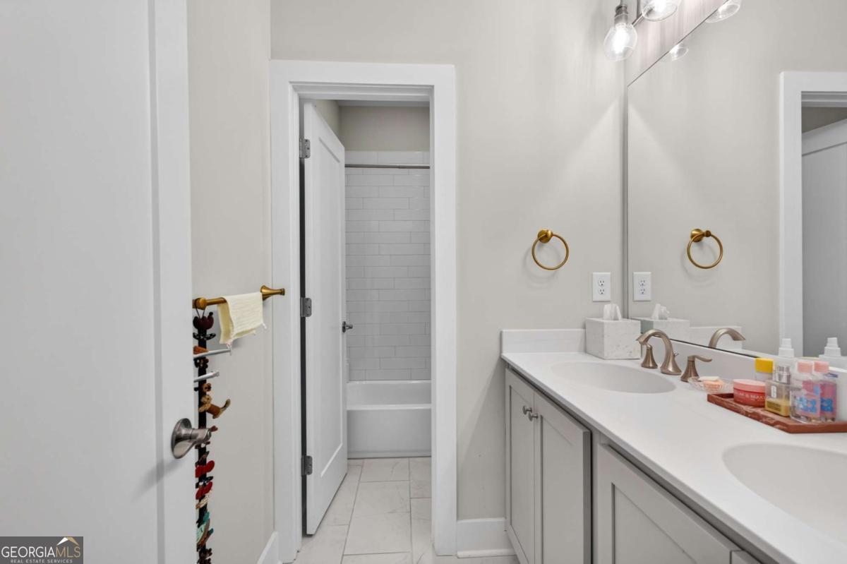 945 Kenway Avenue Property Photo 26