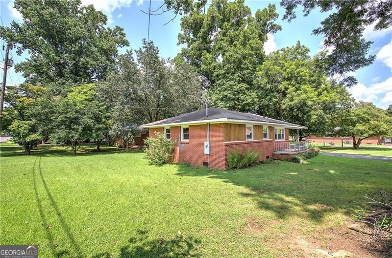 7 West Drive Property Photo 2