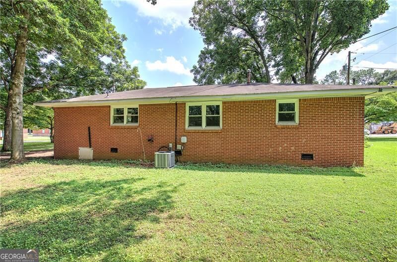 7 West Drive Property Photo 5