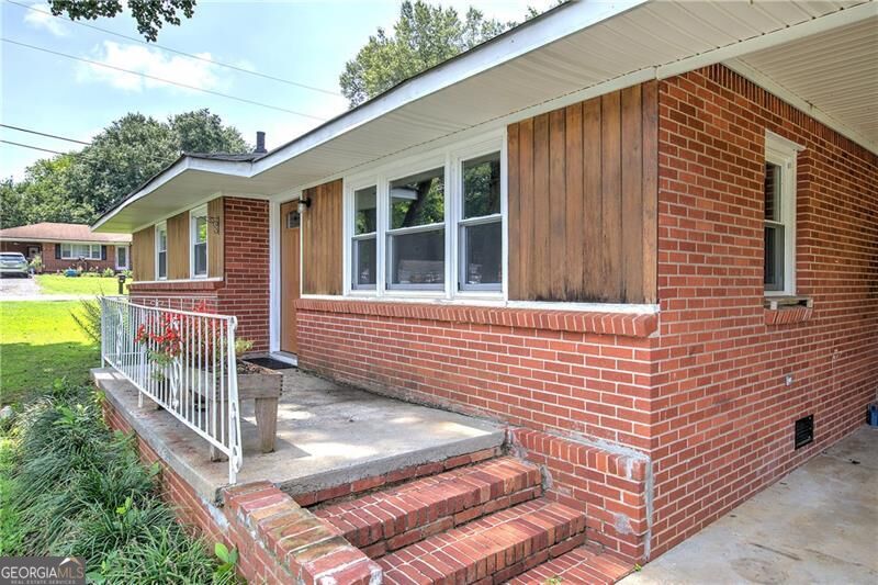7 West Drive Property Photo 9