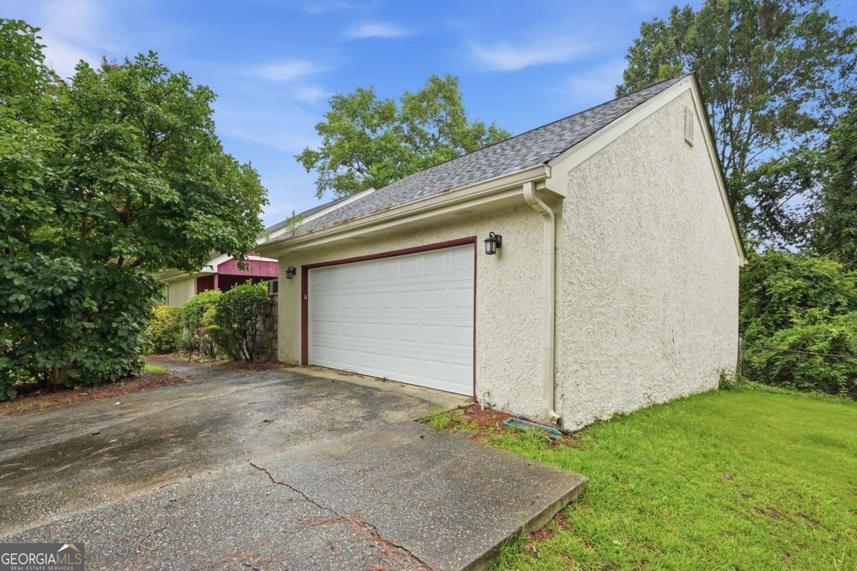 1384 Huntsmen Glen Property Photo 2