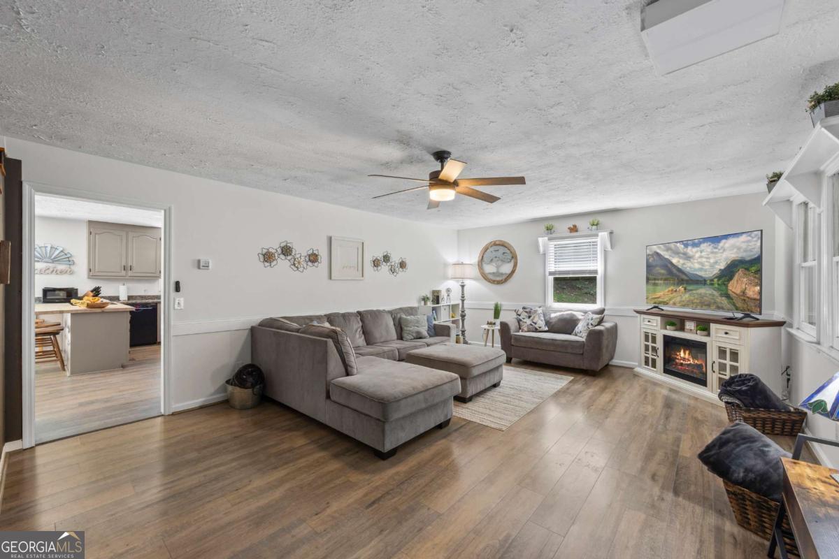 439 Nighthawk View Property Photo 5