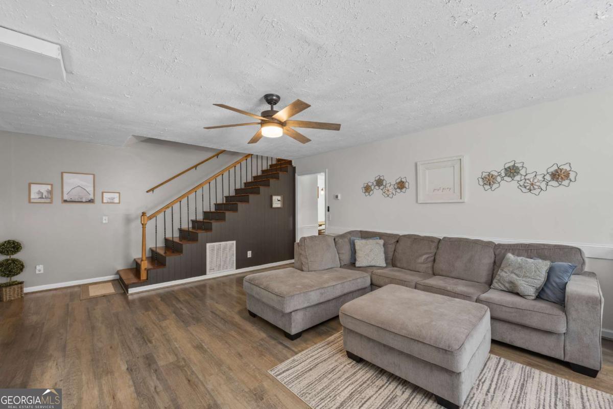 439 Nighthawk View Property Photo 6