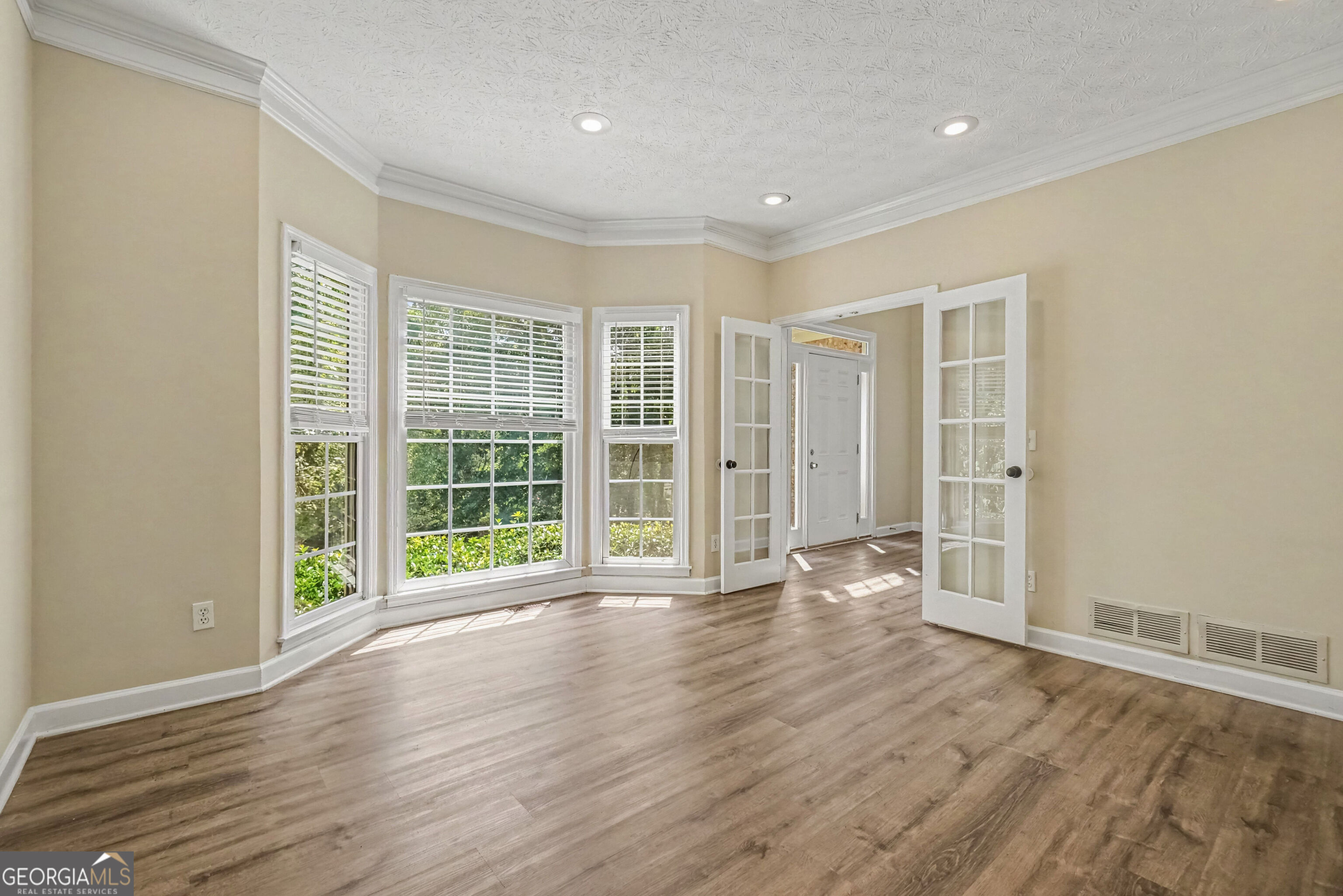 213 Powers Court Property Photo 6