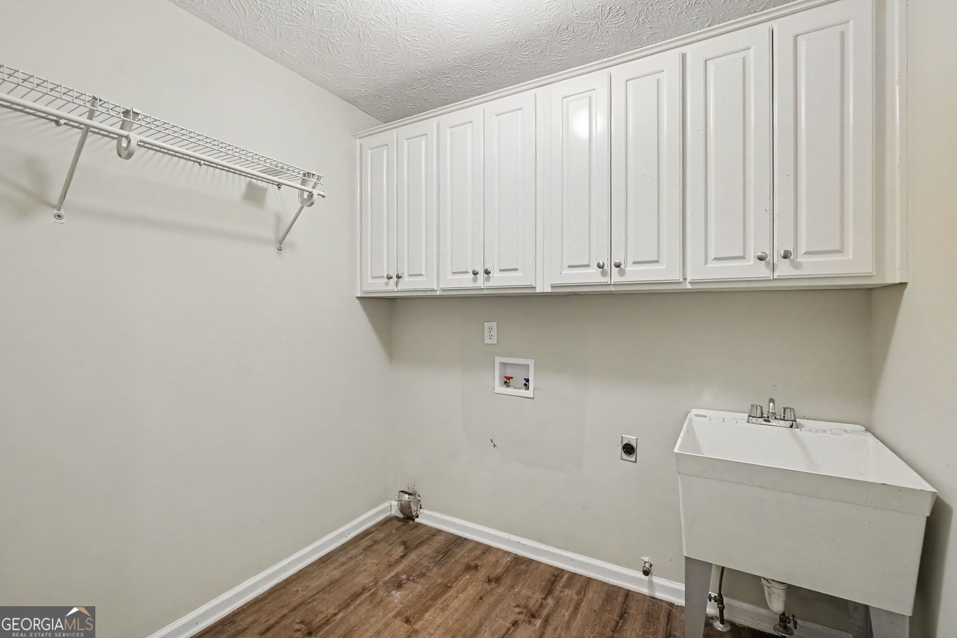 213 Powers Court Property Photo 28