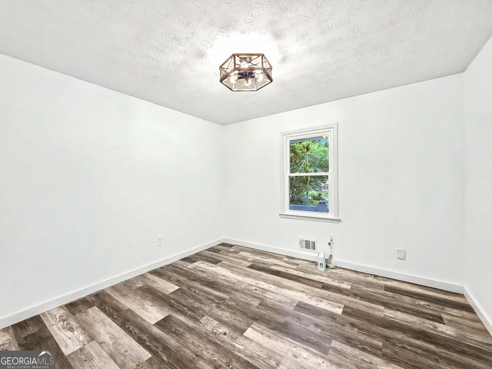 2704 Kozy Court Ne Property Photo 12