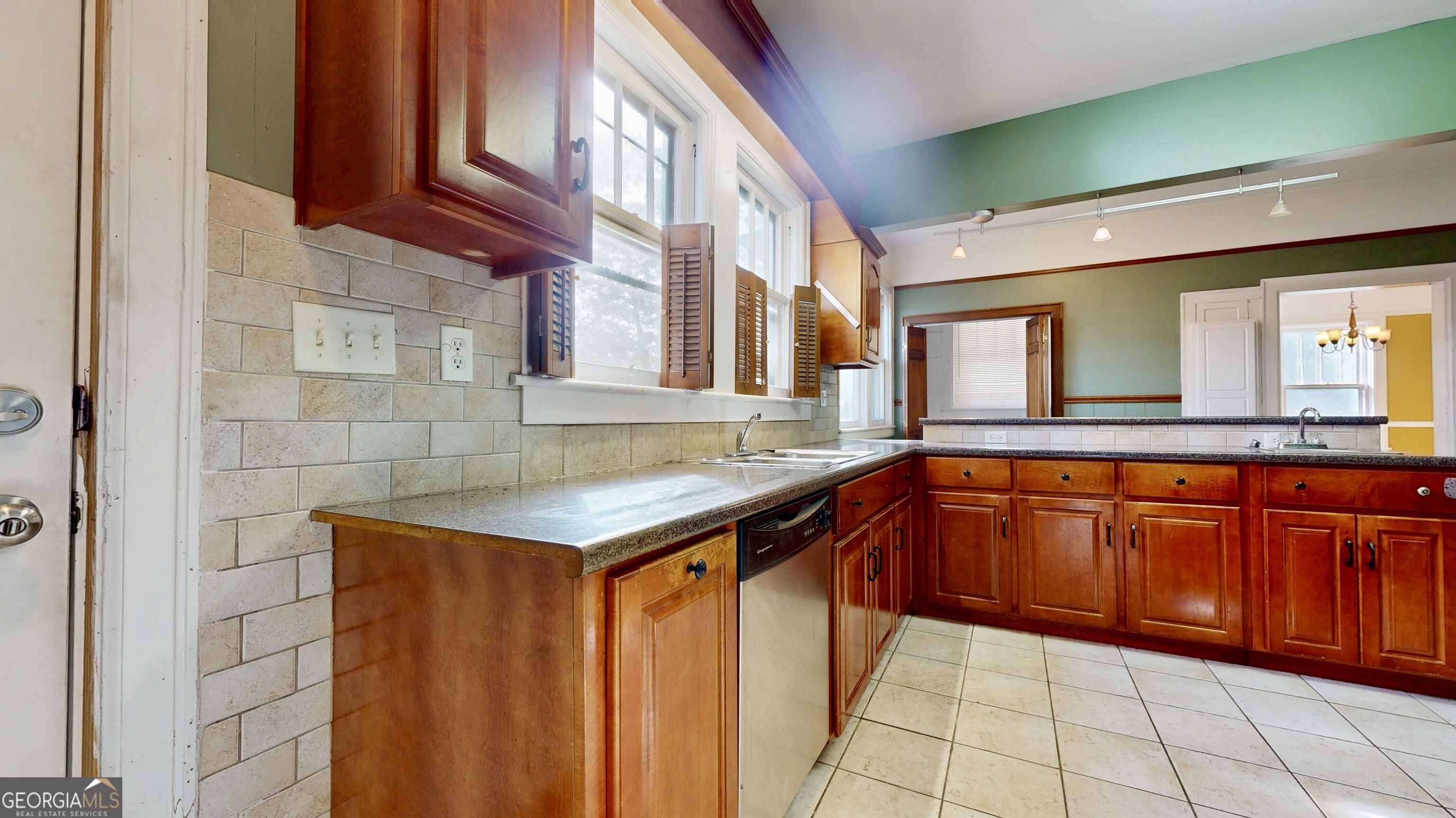 609 Holly Street Property Photo 8