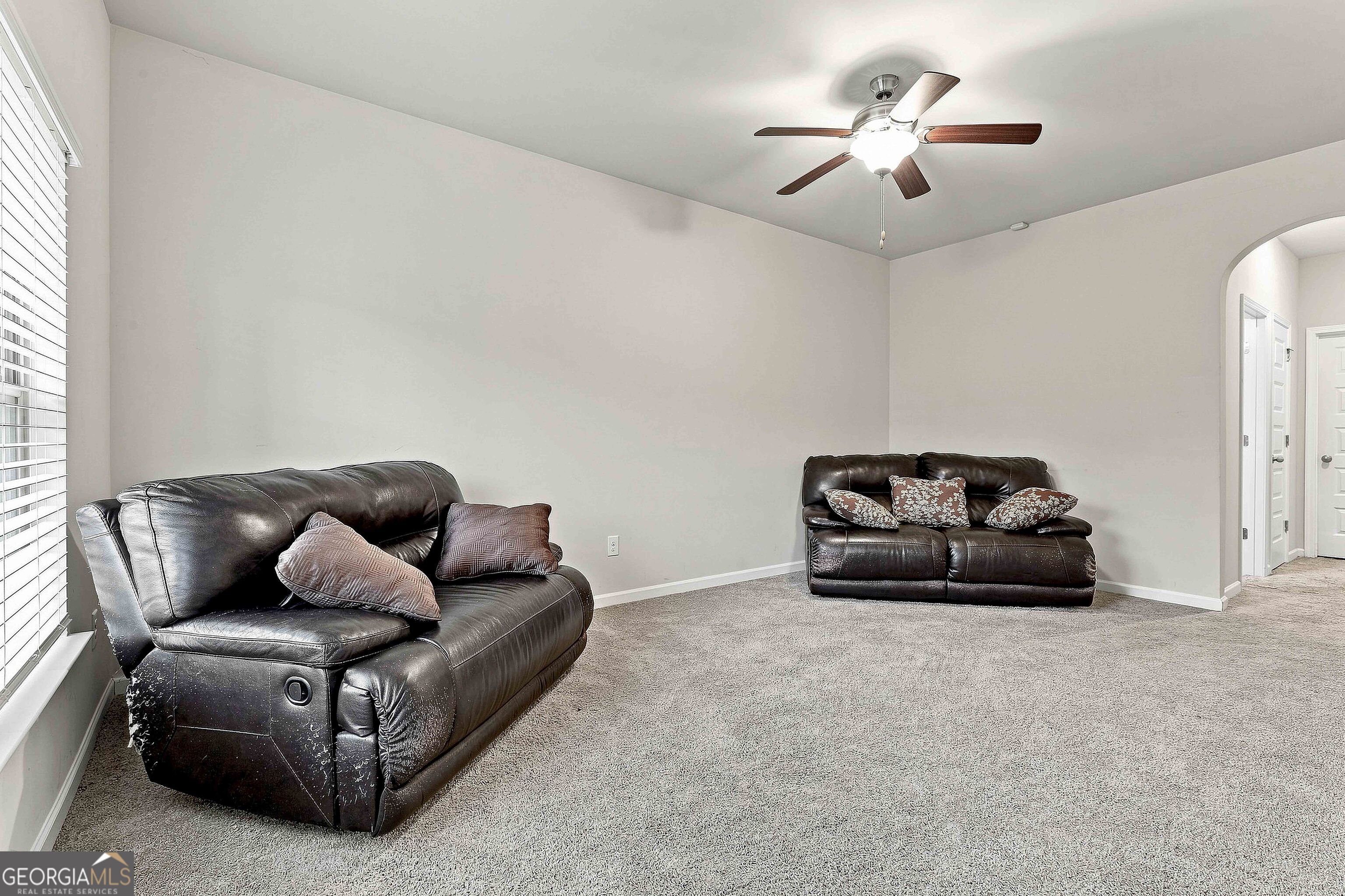 613 Oakville Trail Property Photo 4