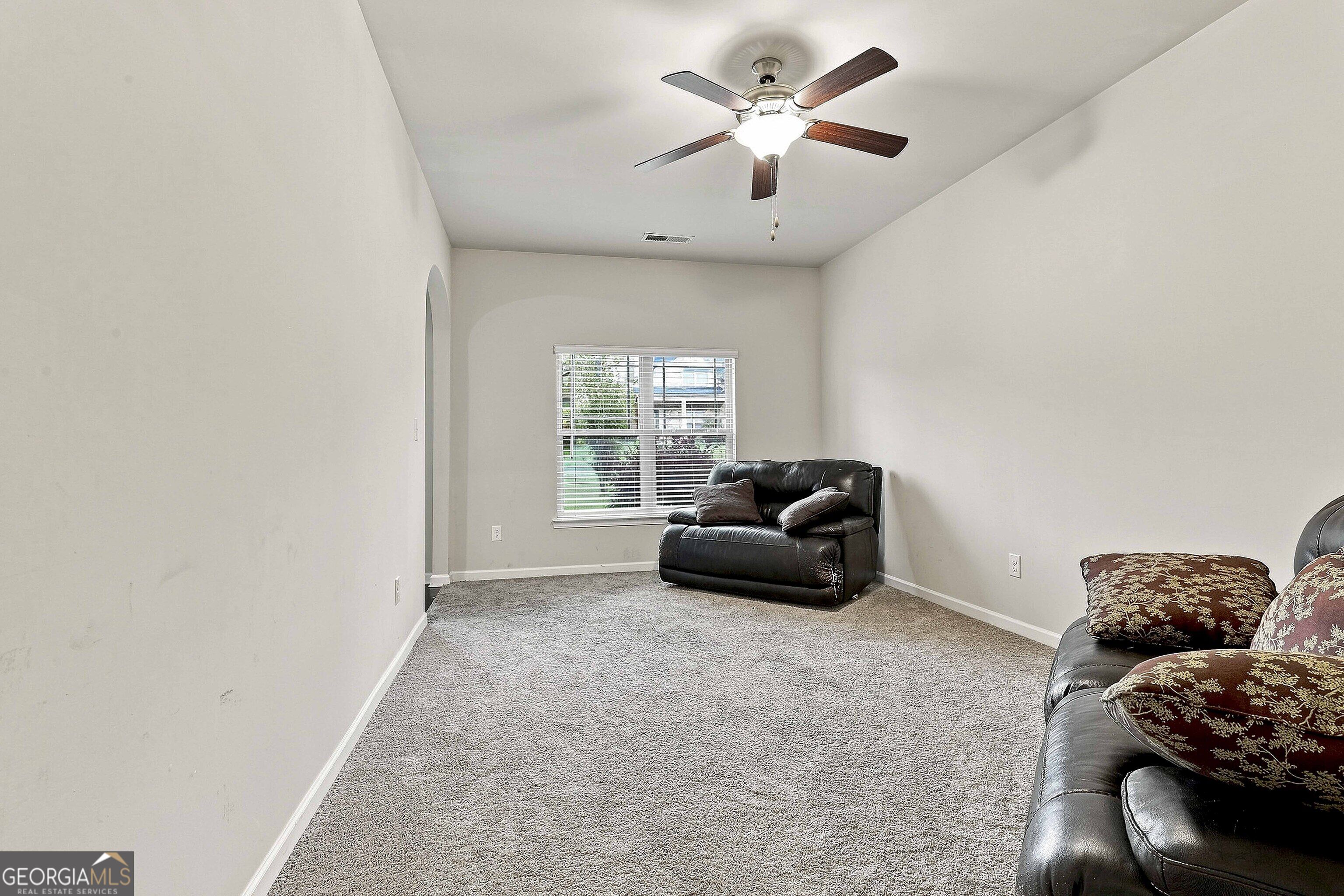 613 Oakville Trail Property Photo 5