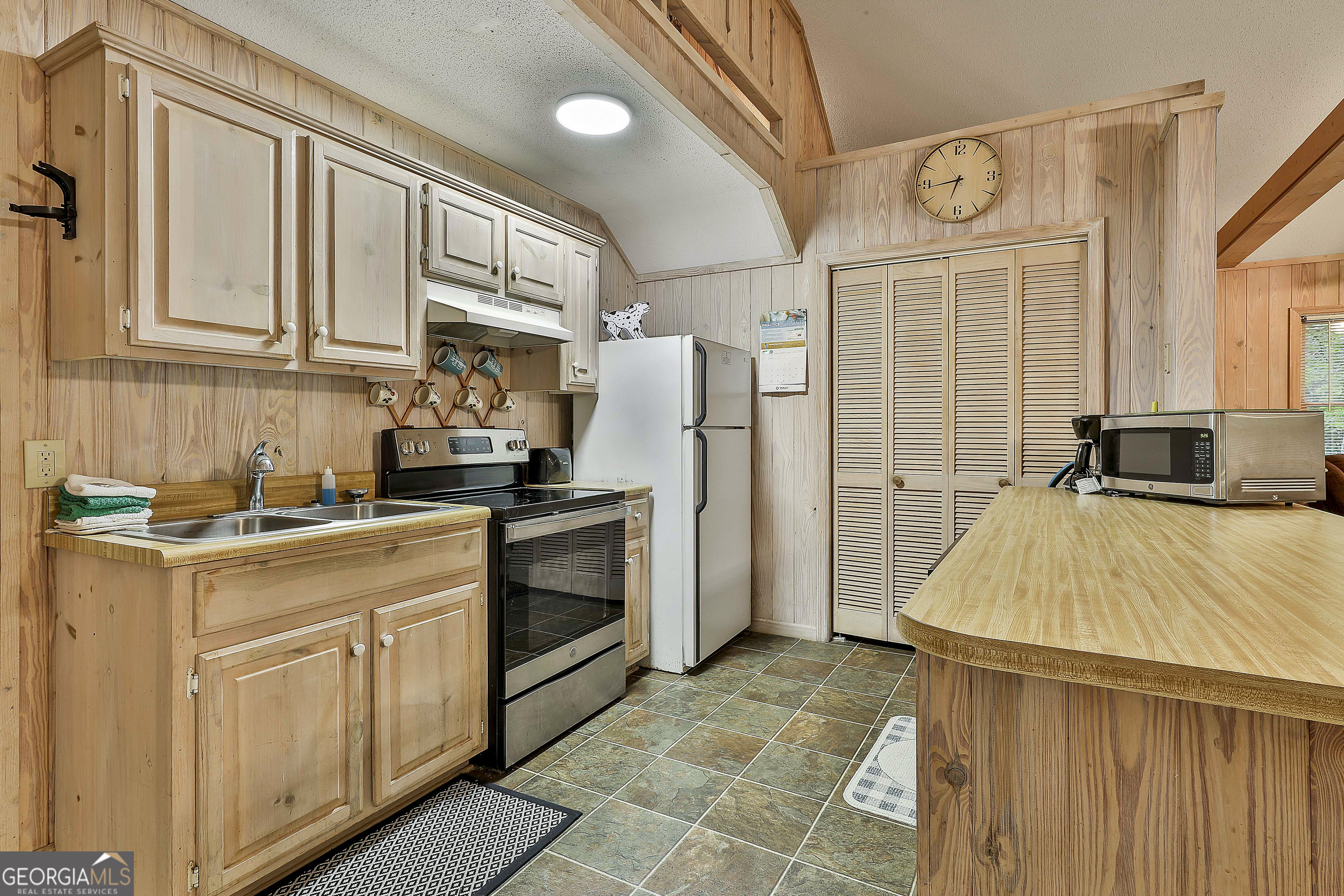 106 Chalet Circle Property Photo 8
