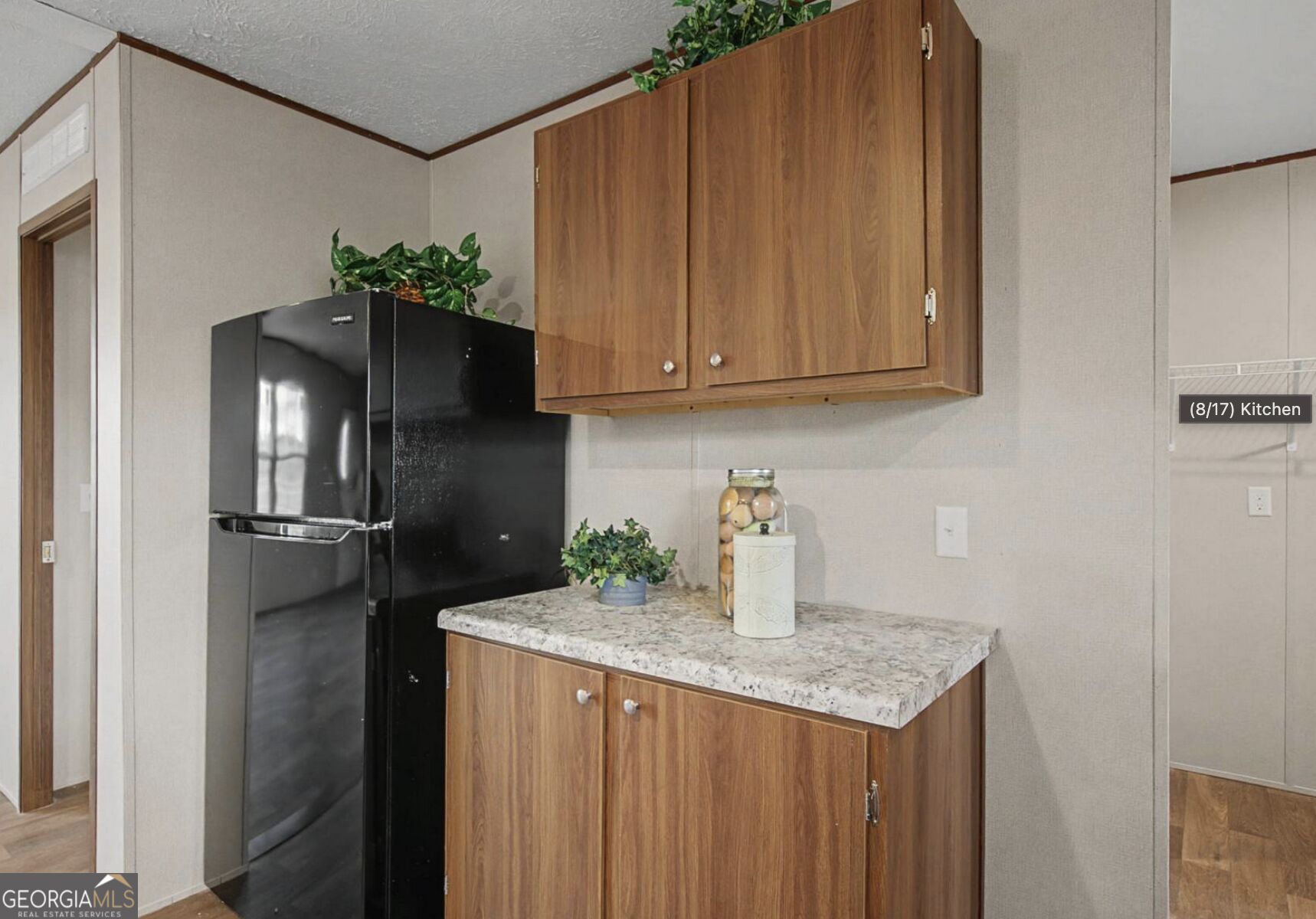 18 Leslie Lane Property Photo 5