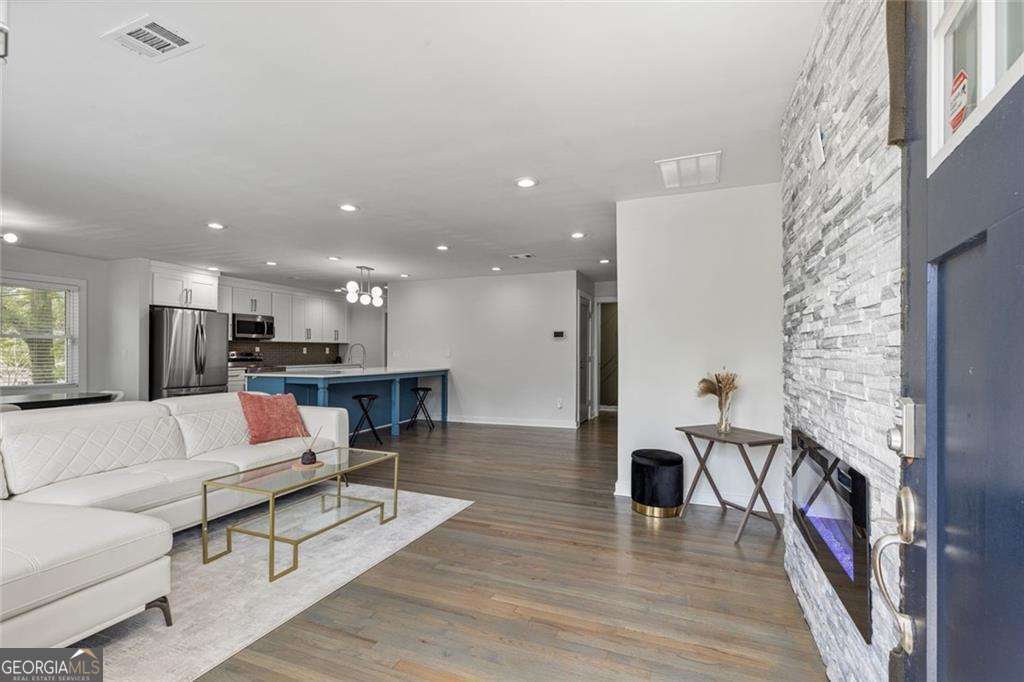 2353 Larchwood Road Property Photo 4
