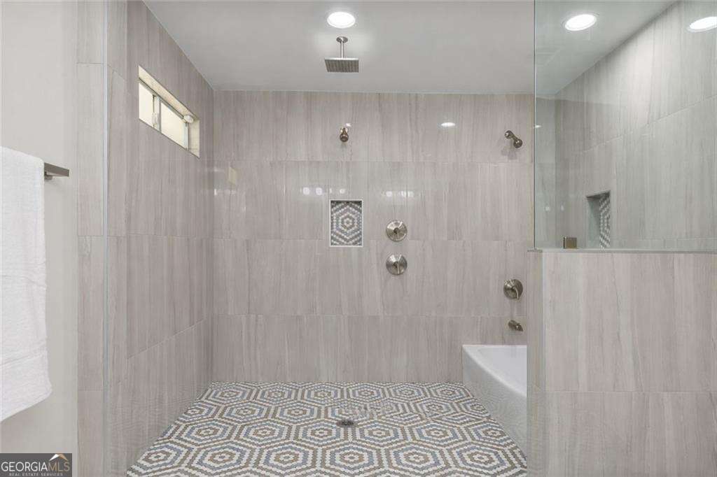 2353 Larchwood Road Property Photo 16