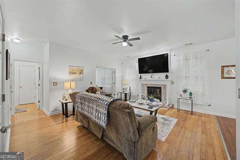 4363 Walforde Boulevard Property Photo 10