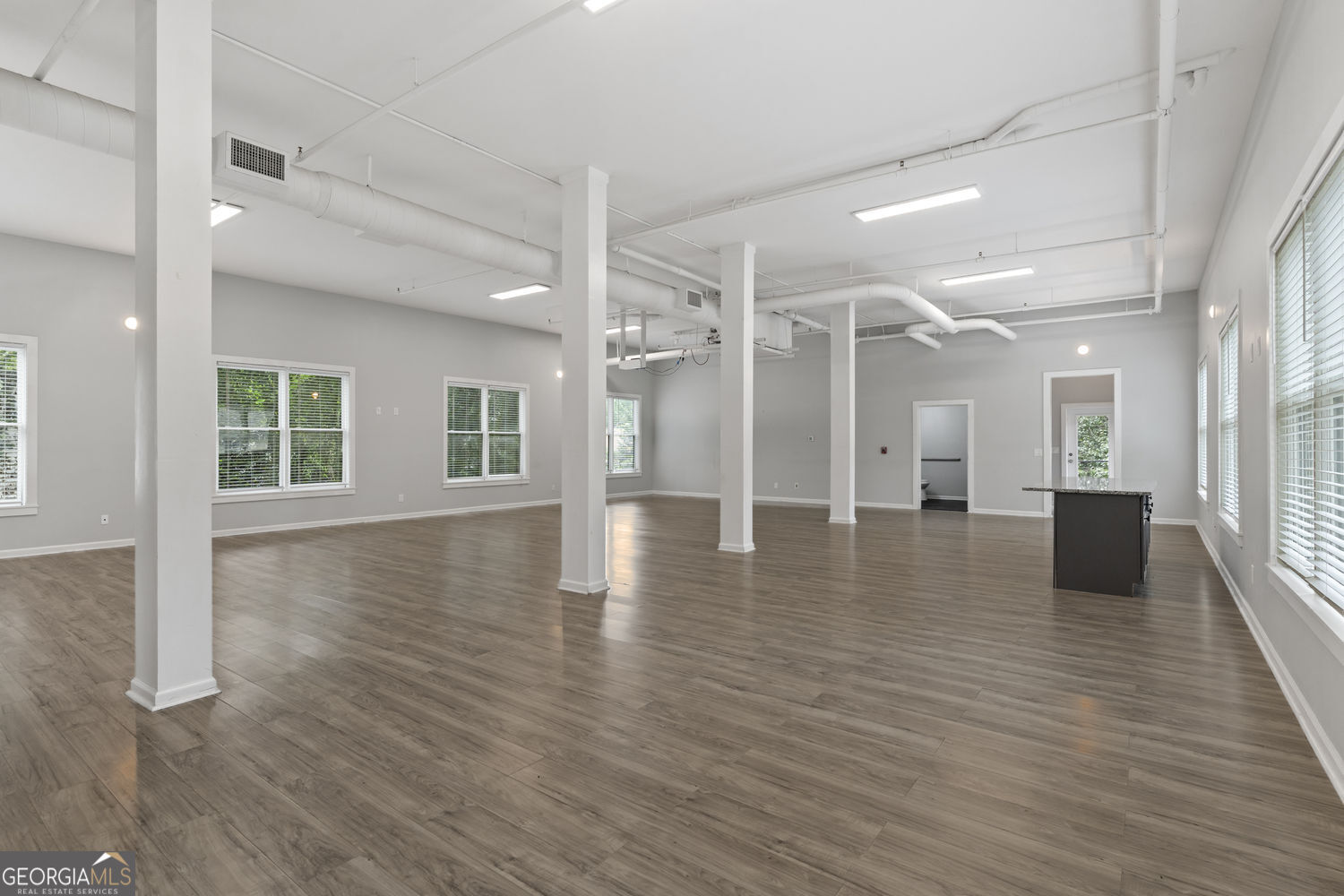 1529 Oakview Road Property Photo 3