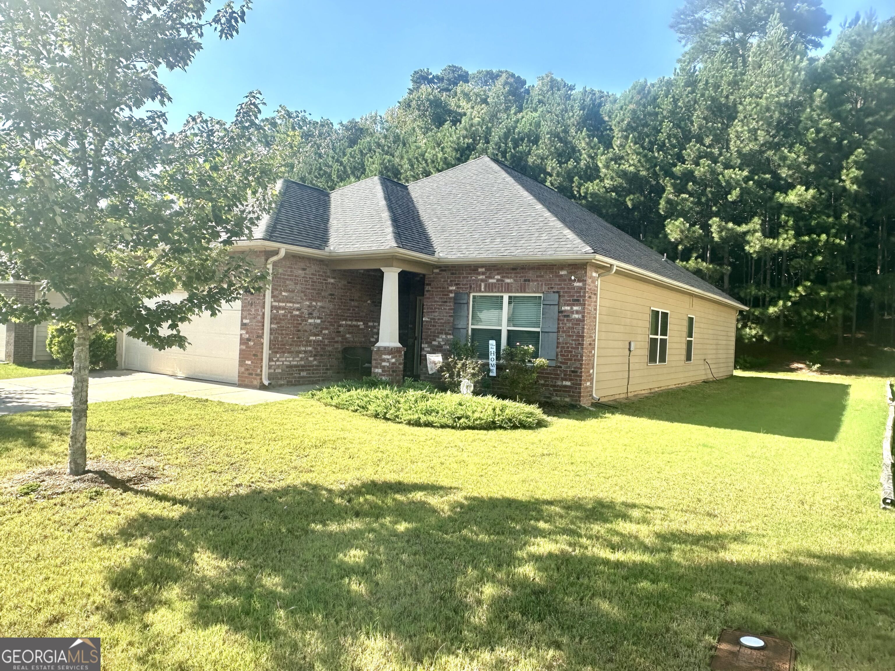864 Crescent Ln Property Photo 2